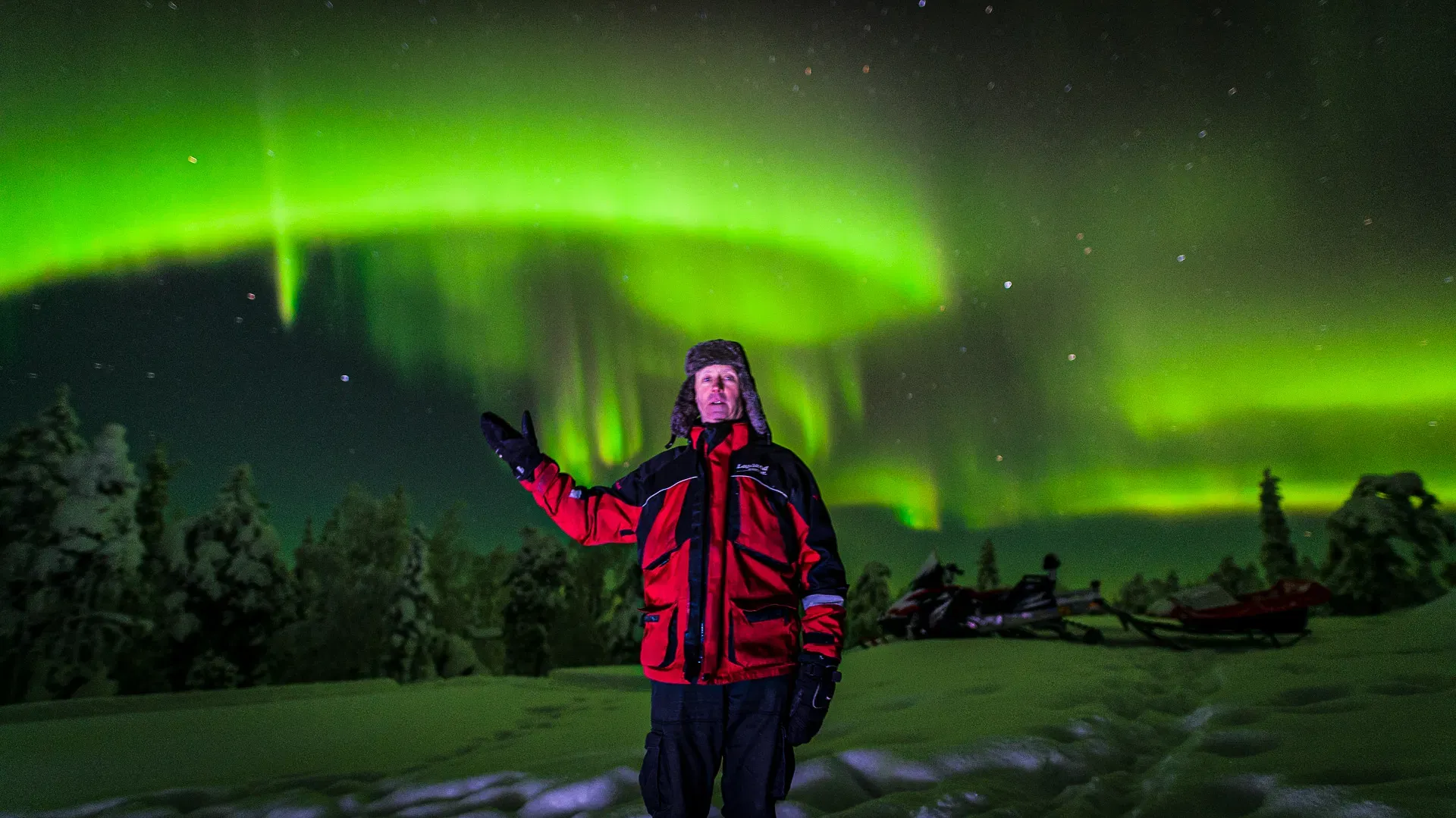 hunting northern lights in Saariselkä by snowmobiles